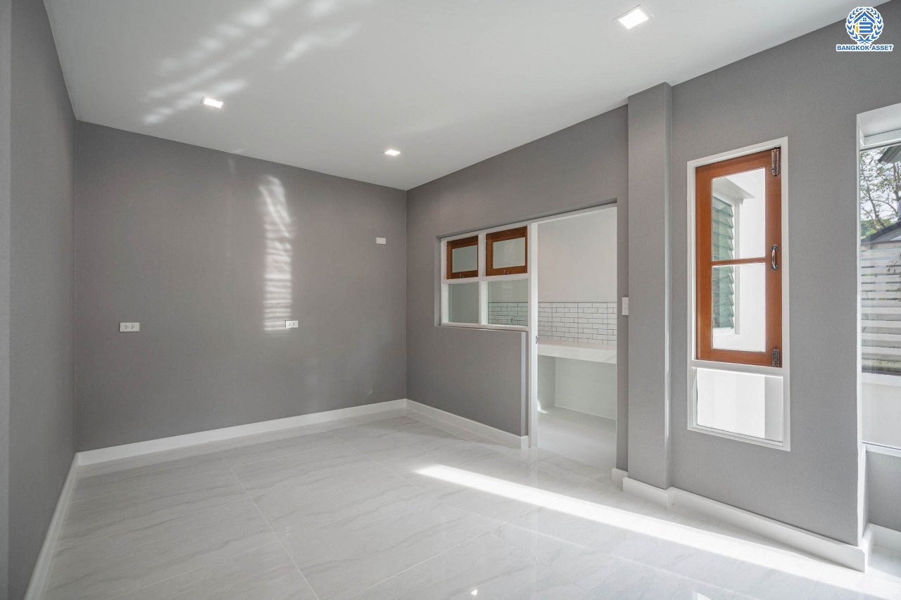 บ้านมือสองตกแต่งใหม่ โครงการ ลัดดารมย์ เพชรเกษม69 ตกแต่งหรูหราดีไซน์สุด Classic วิวสวนสาธารณะ ใกล้ส่วนกลาง บนเนื้อที่ 173.5 ตร.ว. ฟังก์ชันจัดเต็ม 4 ห้องนอน 4 ห้องน้ำ 1 ห้องอเนกประสงค์ 1 ห้องแม่บ้าน จอดรถได้ถึง 2 คัน บนทำเลศักยภาพ เชื่อมต่อหลายเส้นทาง ใกล้เดอะมอลล์บางแค จุดขึ้นทางด่วน "กาญจนาภิเษก" และรถไฟฟ้าสายสีน้ำเงิน "สถานีหลักสอง"